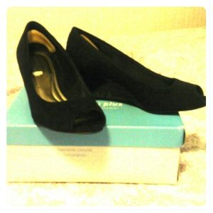 Peep-toe wedge shoes