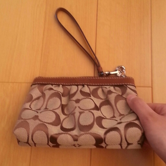 Authentic Coach Wristlet NWOT - Picture 3 of 3