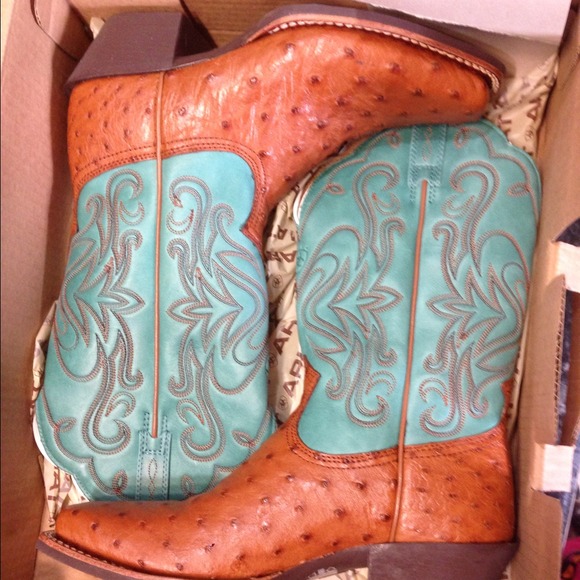 Ladies size 6 ariat full quill ostrich boots.