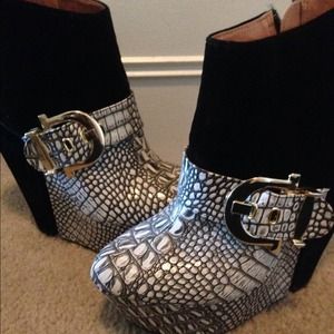 Platform heels 💥$26💥 so cute but waay 2high4me😳