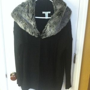 Cute black sweater with fur collar