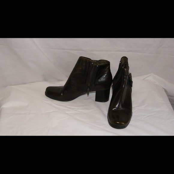 Liz Claiborne flex ankle bootie