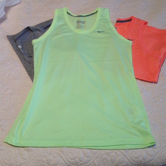 💥SOLD💥Nike Dri Fit Workout Tops - Picture 2 of 2