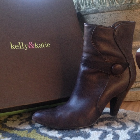 REDUCED!!!!!  Kelly & Katie leather bootie