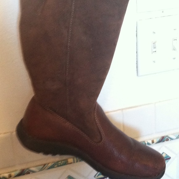 Brown suede & leather boots in excellent condition