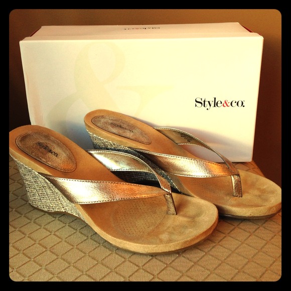 ☆Bundled bronze and black wedged flipflop☆