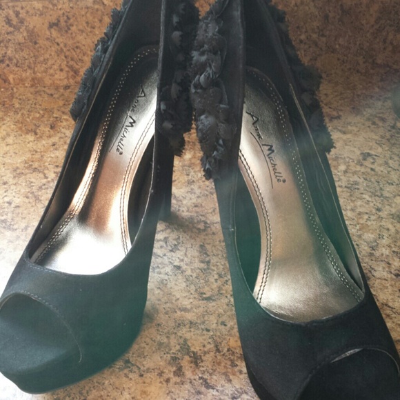 BLACK FAUX SUEDE HEELS - Picture 2 of 4