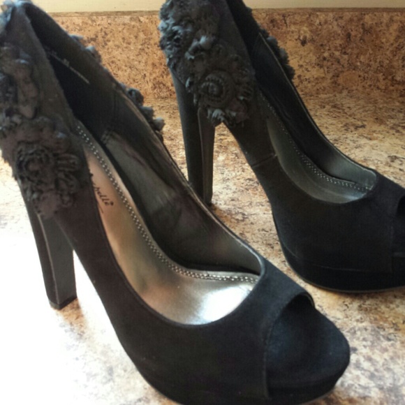BLACK FAUX SUEDE HEELS - Picture 3 of 4