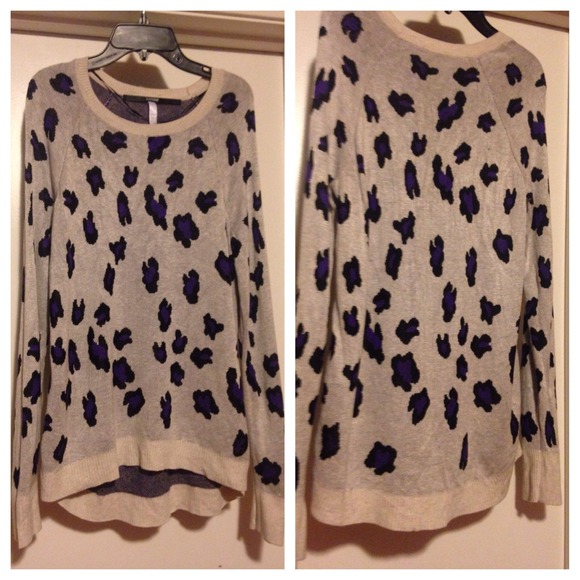 Kensie Crew Neck Leopard Print Sweater - Picture 2 of 3