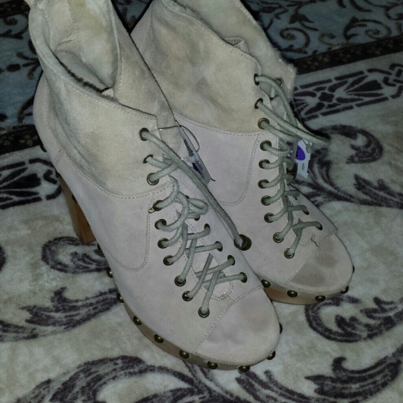 Heels - Picture 2 of 3