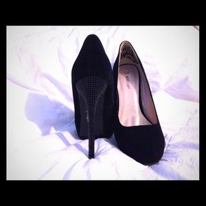 NEVER WORN - Suede Pumps