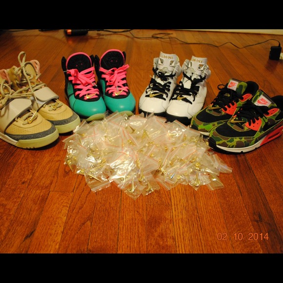 NIKE PINS FOR SNEAKERS - Picture 1 of 3