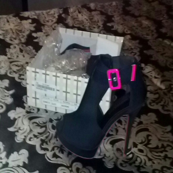 Black heels with pink