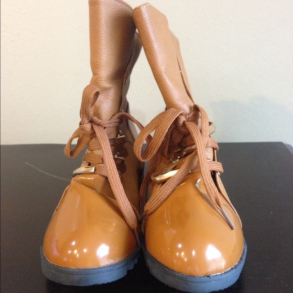 #208  Martin Boots NWOT - Picture 2 of 3