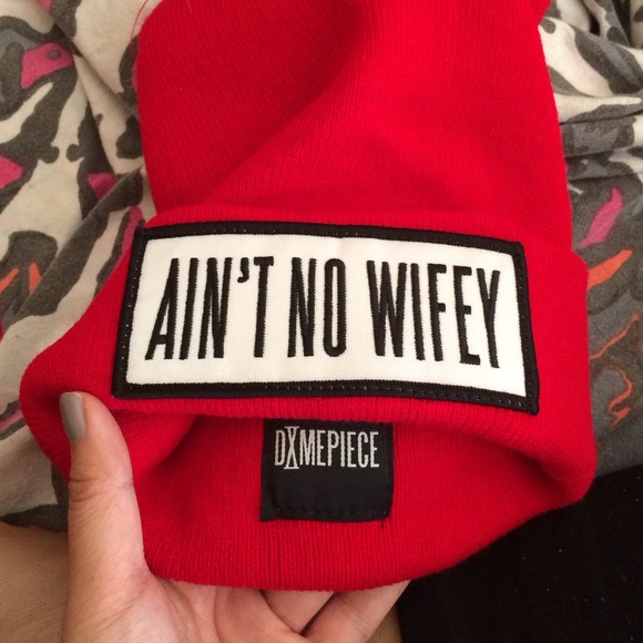 🔴REDUCED🔴 RED DIMEPIECE LA AINT NO WIFEY BEANIE