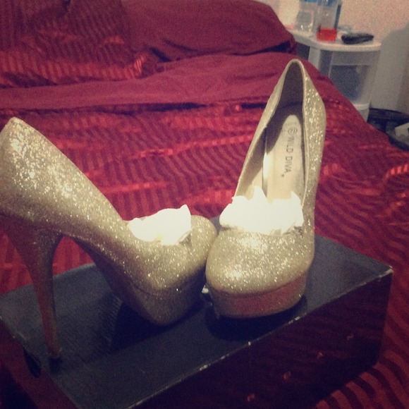 Beautiful Gold Sparkly Heels 💛