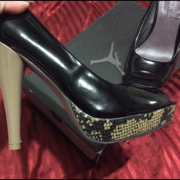 Open toe Black/Snakeskin Heels 💛🐍 - Picture 2 of 4