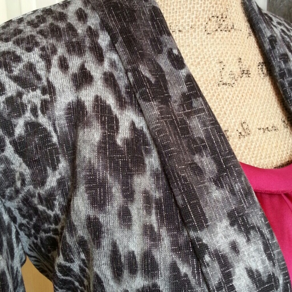 SOLD      Roaringly ravishing animal print blazer - Picture 2 of 3