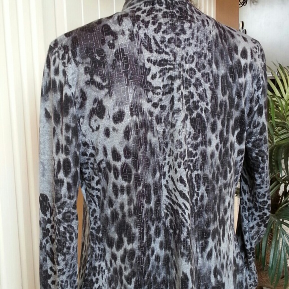 SOLD      Roaringly ravishing animal print blazer - Picture 3 of 3
