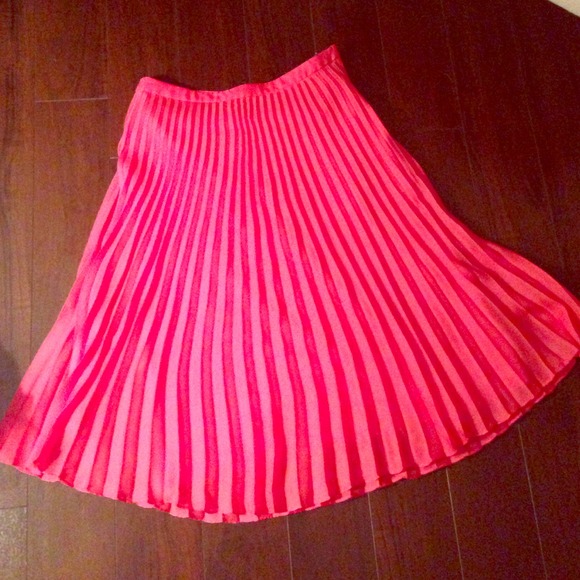 Pink pleated skirt