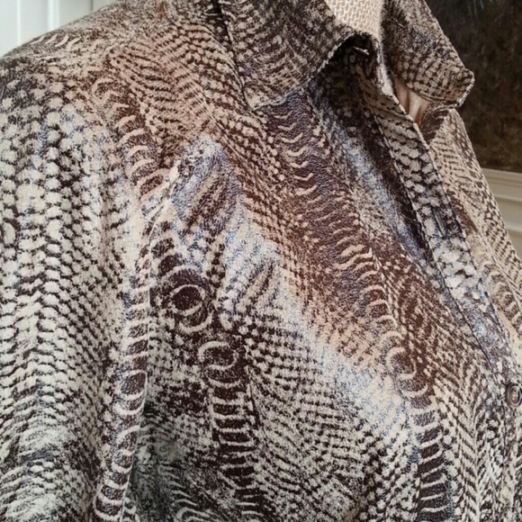 Sag Harbor top blouse shirt brown tan 3/4 sleeve faux snake skin Size Small - Picture 2 of 3