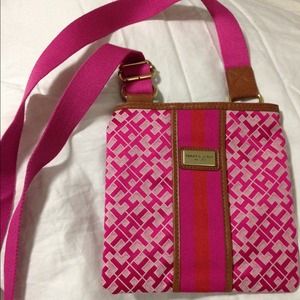 Tommy Hilfiger purse! Like new condition!