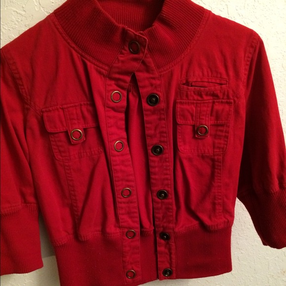 Cropped 3/4 sleeve red jacket
