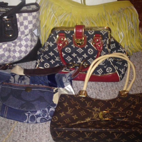 Assorted handbags - Picture 2 of 4