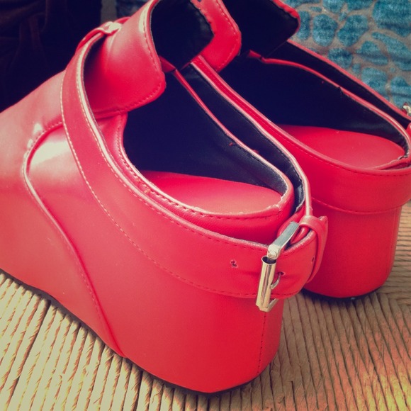 Unique red wedge 👠