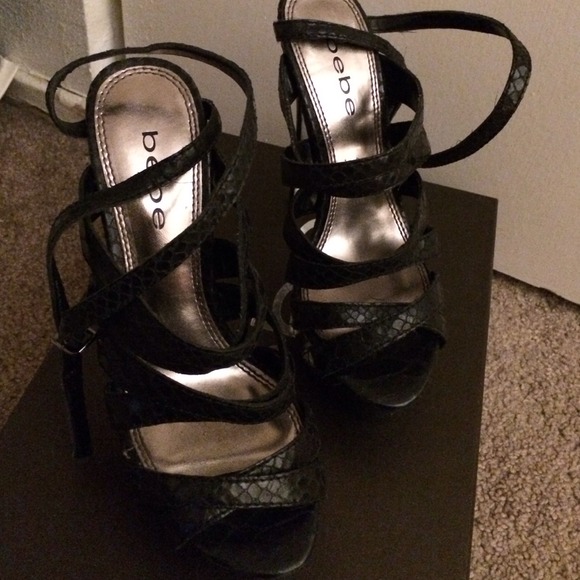 REDUCED!!Bebe Aubrey in size 5