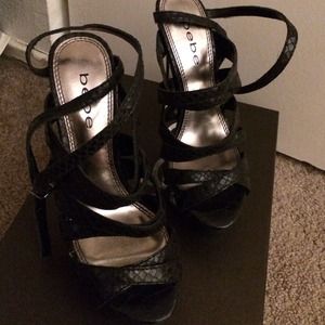 REDUCED!!Bebe Aubrey in size 5