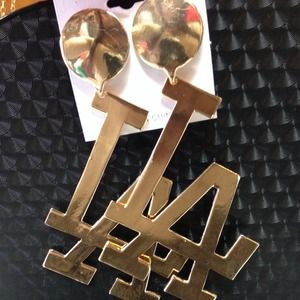 La earrings