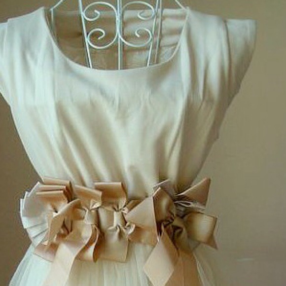 Accessories - NWT Cream Ribbon Bows on Elastic Beige Snap Belt.