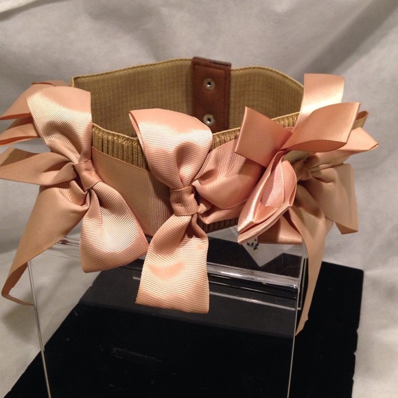 NWT Cream Ribbon Bows on Elastic Beige Snap Belt. - Picture 2 of 3