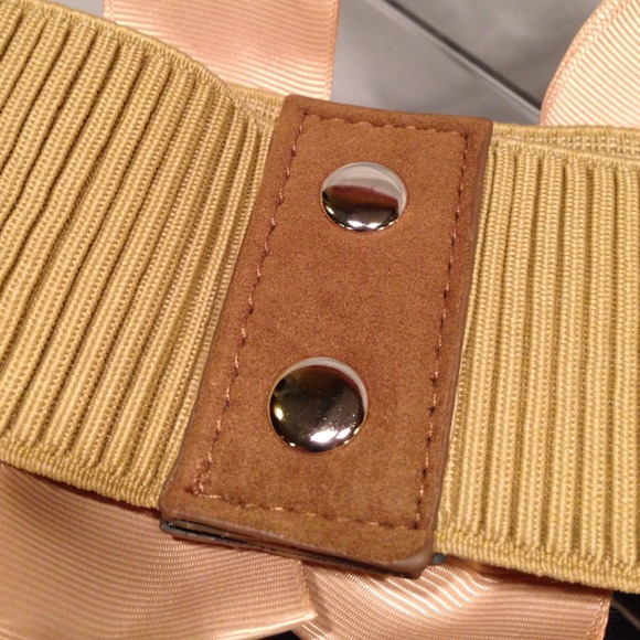 NWT Cream Ribbon Bows on Elastic Beige Snap Belt. - Picture 3 of 3