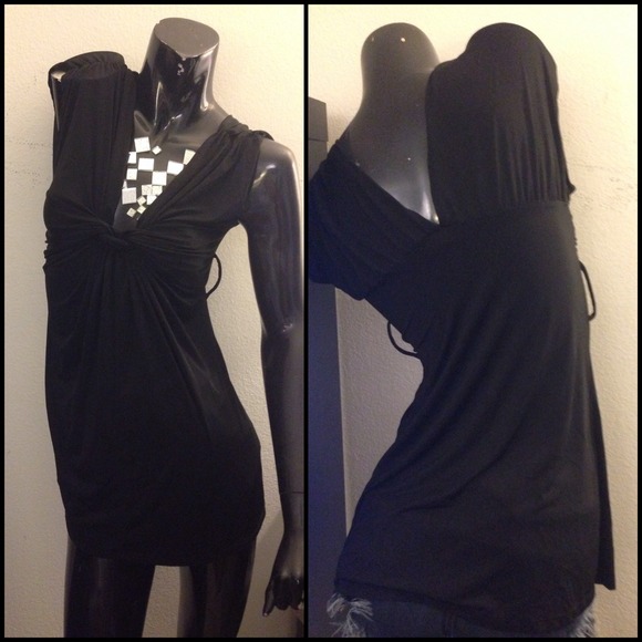 Black front V neck scrunch top