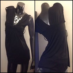 Black front V neck scrunch top