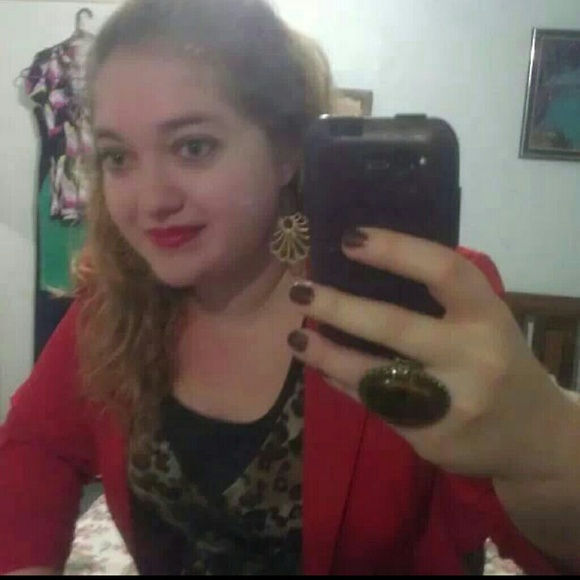 MEET THE POSHER-CURATIONISTA - Picture 2 of 3