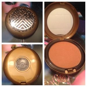 🚫HOLD MAC "Solar Riche" bronzing powder