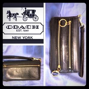 Authentic coach wristlet wallet 💕