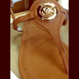 MK Sandals; WHAT SIZE R U??(: