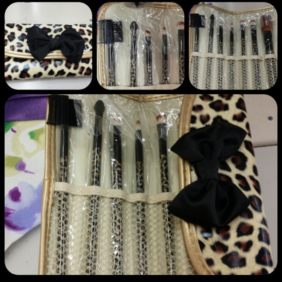 My Neww PROFESIONAL makeup set . They are cheetah