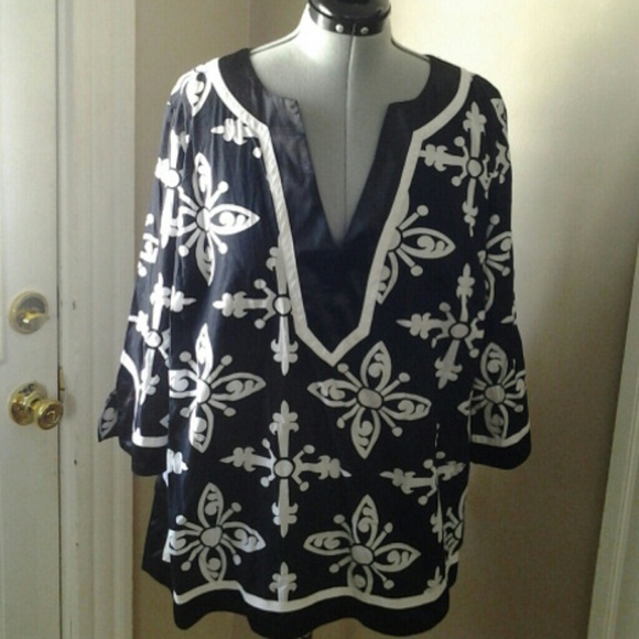 Black/White design top