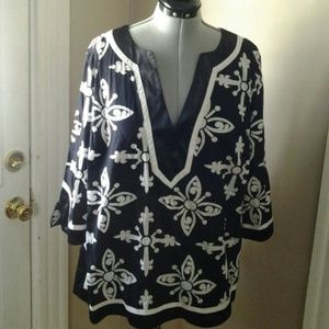 Black/White design top