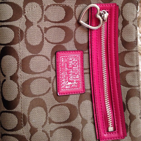 🎀Coach purse with pink detailing🎀 - Picture 2 of 4