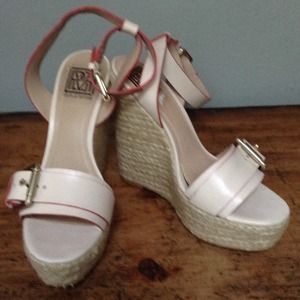 8.5M Pour la Victoire ankle strap wedge platforms.