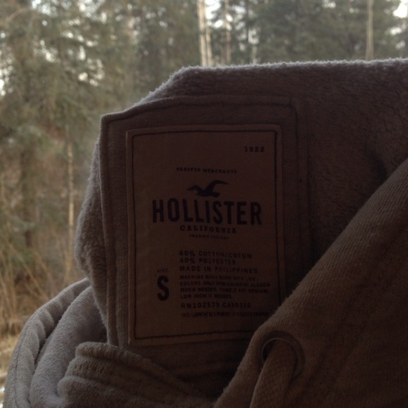 Hollister sweater - Picture 2 of 2