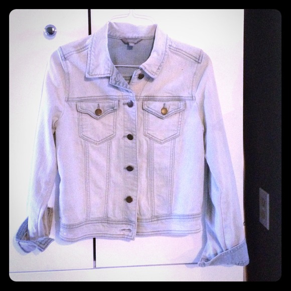 ⭐️SOLD⭐️Light wash Rubbish Jean Jacket