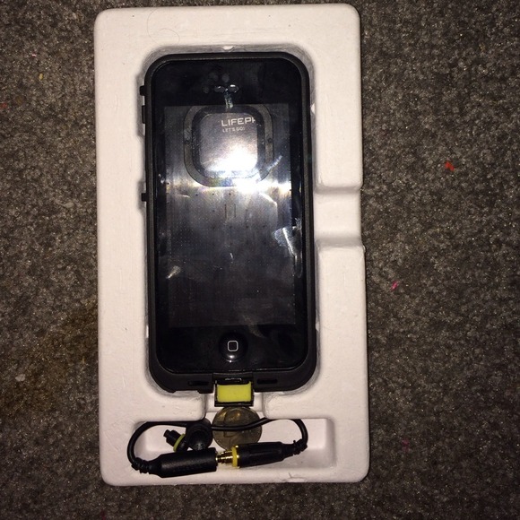 Black iphone 5/5s lifeproof case