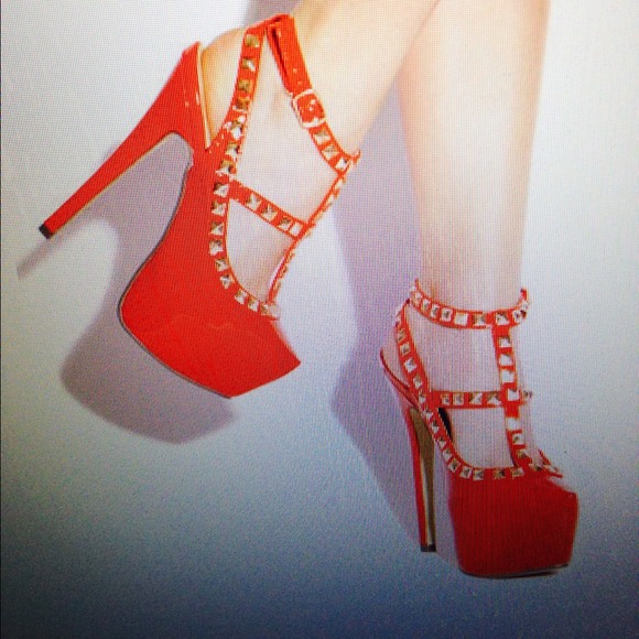 Pyramid stud embellishments red pumps